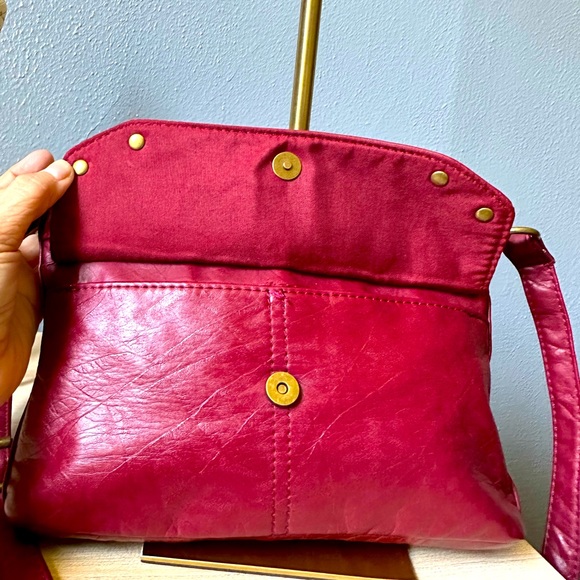 BUENO CROSSBODY MAROON BAG. - Picture 9 of 14